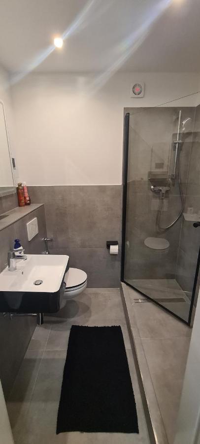 Schoene 2 Zimmer Apartment In Krefeld City, Monteur Wohnung Netflix & Prime Eksteriør bilde